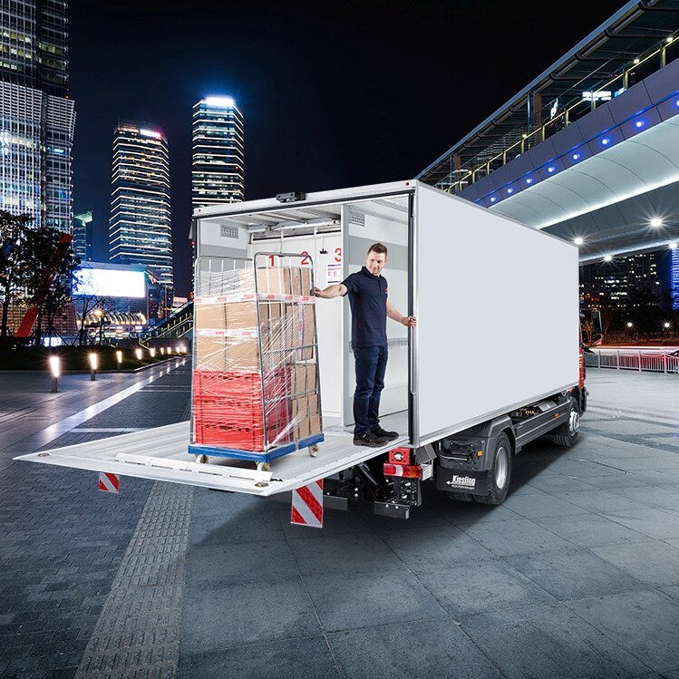 Kühl-LKW mit Ladebordwand beim Entladen