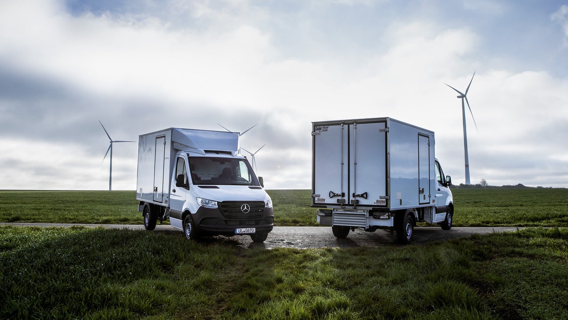 Zwei Kühltransporter Cooler Flitzer stehen auf einem Feld