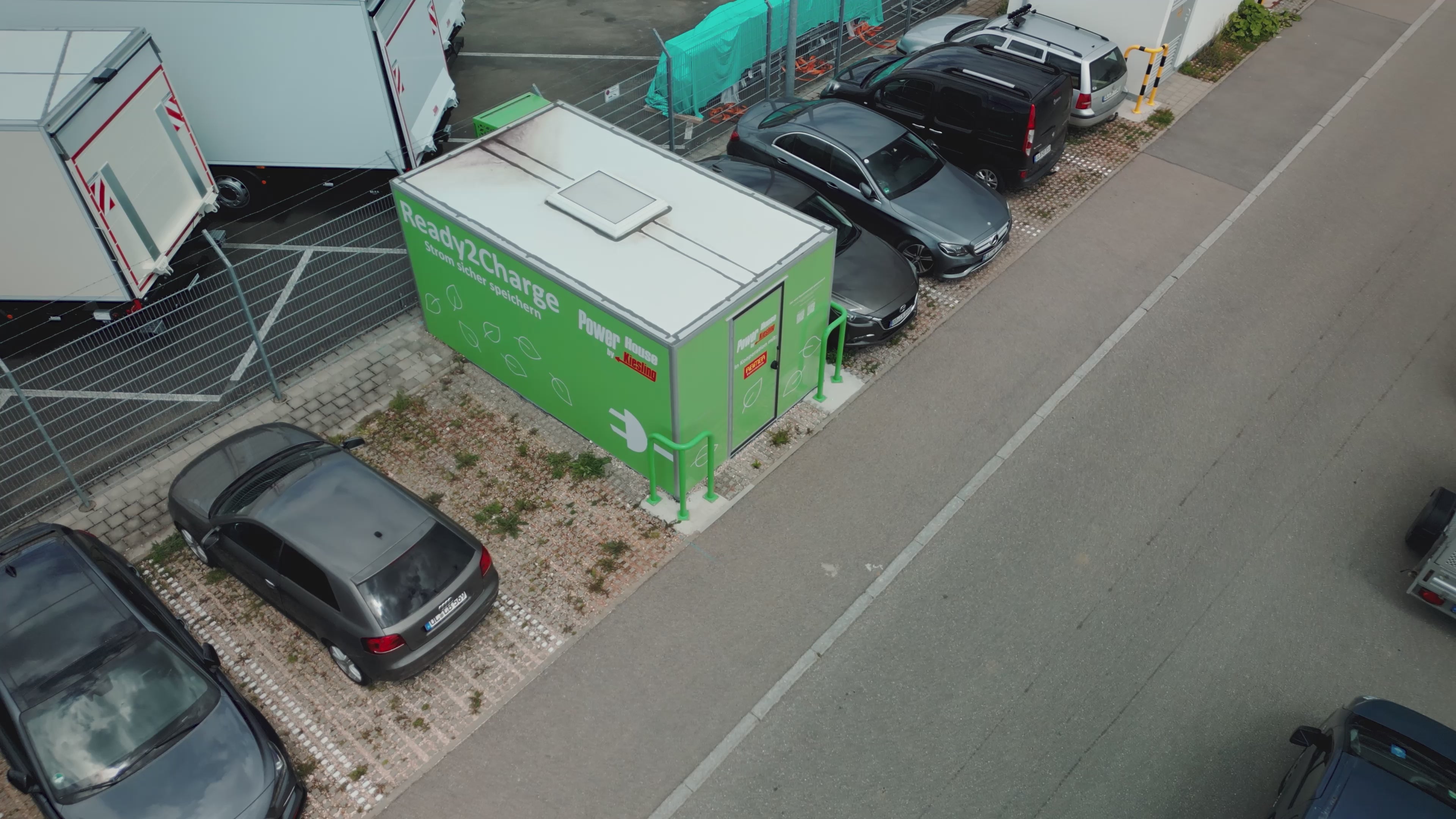 Video laden: Video über Batteriespeicheranlage, die in einer Stromspeicherstation installiert ist. Im Speicher wird Strom aus PV-Anlagen sicher und efiizient gespeichert. Der Container ist isoliert und klimatisiert.